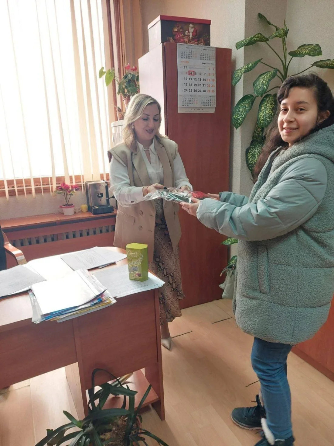 потребители от Бизнес Център За възрастни хора  с увреждания-Варна,  имаха удоволствието да поднесат лично своите ръчно изработени комплименти, по случай Баба Марта, на уважаемите колеги от Дирекция “Социални дейности” и кмета на Община Варна Г - н Благомир Коцев,  с пожелание за здраве, радост и много пролетно настроение!