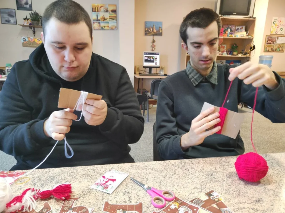 Честита Баба Марта! ???? ​През изминалите дни в нашия център беше оживено като в истинска работилница на Баба Марта! Нашите потребители вложиха цялото си старание, усмивки и творческа енергия в изработката на всяка една мартеничка. ​Благодарим на всички, които подкрепят нашия труд и носят мартеничките ни с радост! 