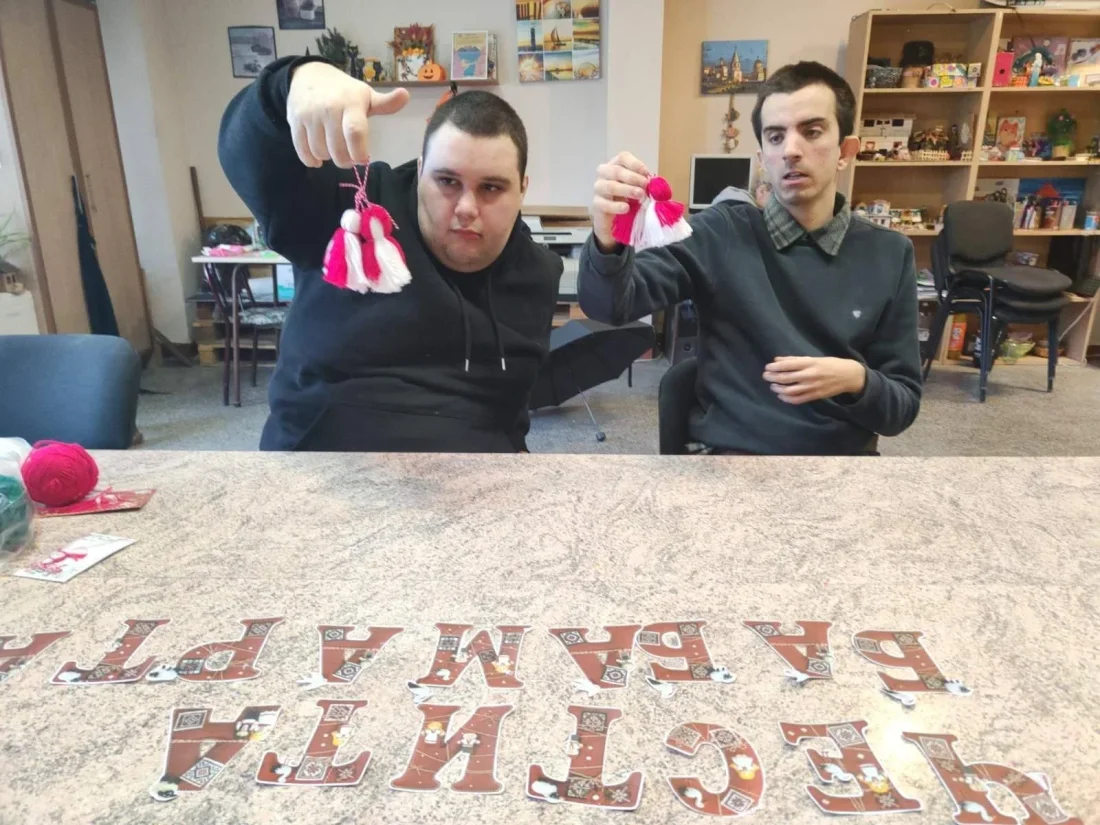 Честита Баба Марта! ???? ​През изминалите дни в нашия център беше оживено като в истинска работилница на Баба Марта! Нашите потребители вложиха цялото си старание, усмивки и творческа енергия в изработката на всяка една мартеничка. ​Благодарим на всички, които подкрепят нашия труд и носят мартеничките ни с радост! 