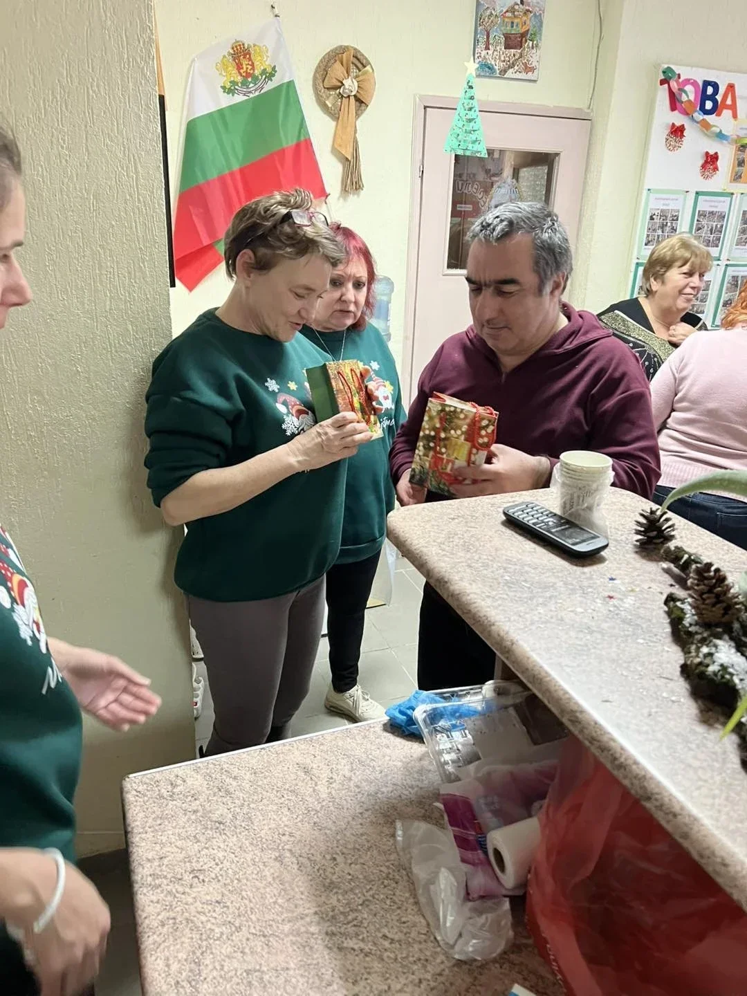 Подаръци, усмивки, емоции, един прекрасен екип. Коледа е близо, да си пожелаем здраве, доброта, повече поводи за усмивки и една още по-богата на красиви моменти година!