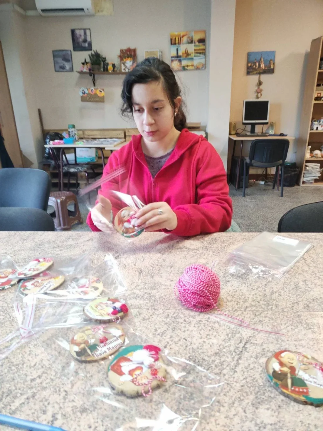 Честита Баба Марта! ???? ​През изминалите дни в нашия център беше оживено като в истинска работилница на Баба Марта! Нашите потребители вложиха цялото си старание, усмивки и творческа енергия в изработката на всяка една мартеничка. ​Благодарим на всички, които подкрепят нашия труд и носят мартеничките ни с радост! 