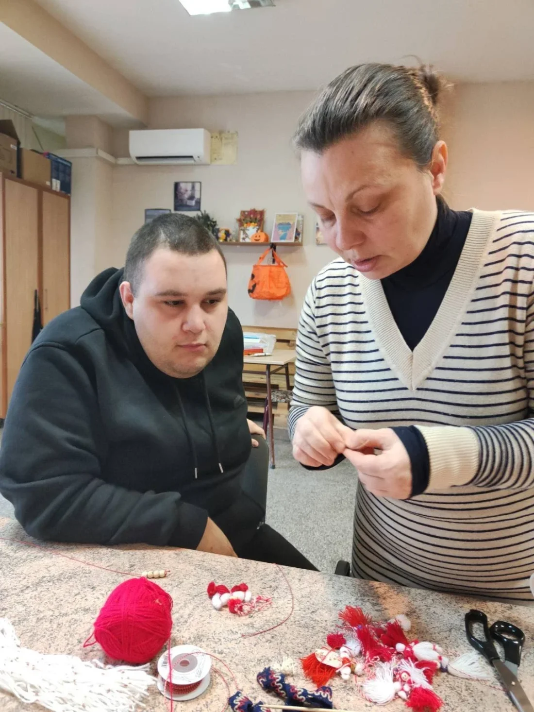 Честита Баба Марта! ???? ​През изминалите дни в нашия център беше оживено като в истинска работилница на Баба Марта! Нашите потребители вложиха цялото си старание, усмивки и творческа енергия в изработката на всяка една мартеничка. ​Благодарим на всички, които подкрепят нашия труд и носят мартеничките ни с радост! 