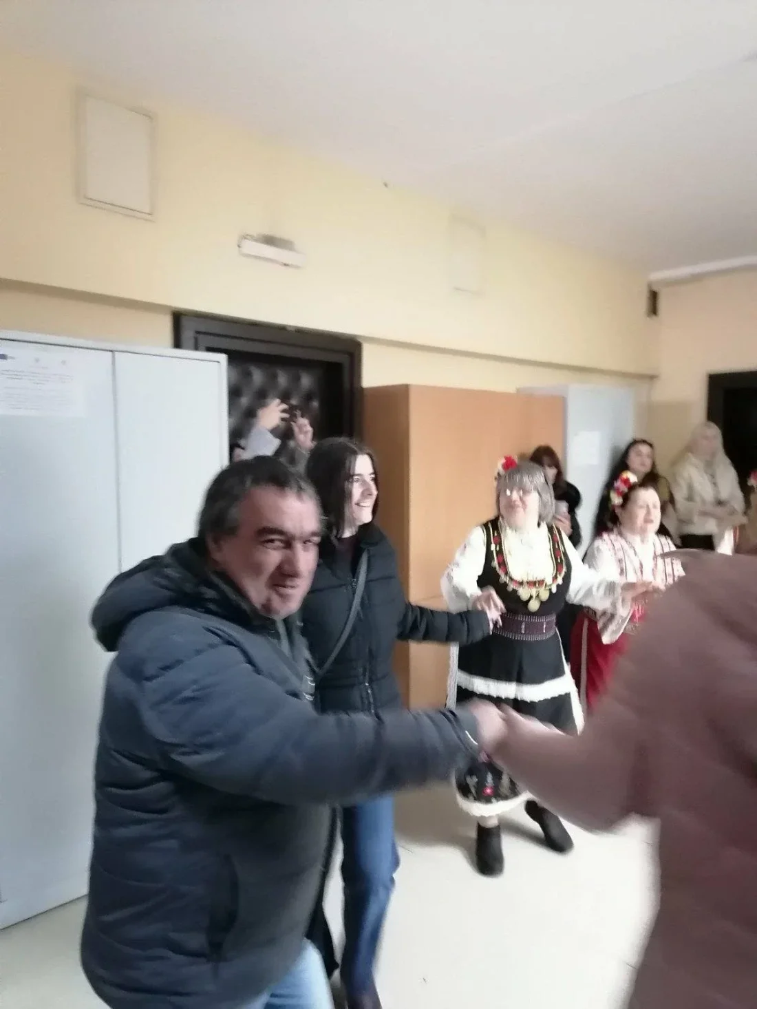 По случай 1март и предстоящия 8март комплимент във вид на сувенири и мартеници изработени от потребителите с помощта на служителите от ЦСРИ Младост получиха служителите от Социални дейности при Община Варна.