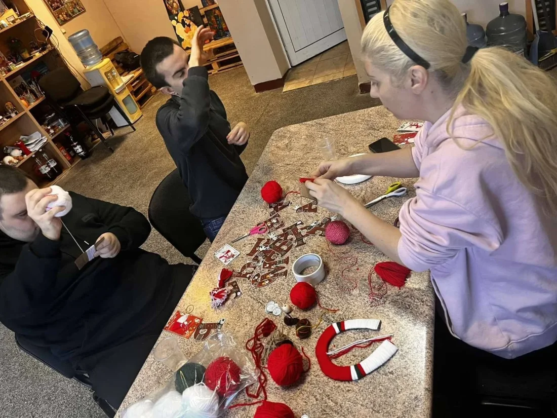 Честита Баба Марта! ???? ​През изминалите дни в нашия център беше оживено като в истинска работилница на Баба Марта! Нашите потребители вложиха цялото си старание, усмивки и творческа енергия в изработката на всяка една мартеничка. ​Благодарим на всички, които подкрепят нашия труд и носят мартеничките ни с радост! 