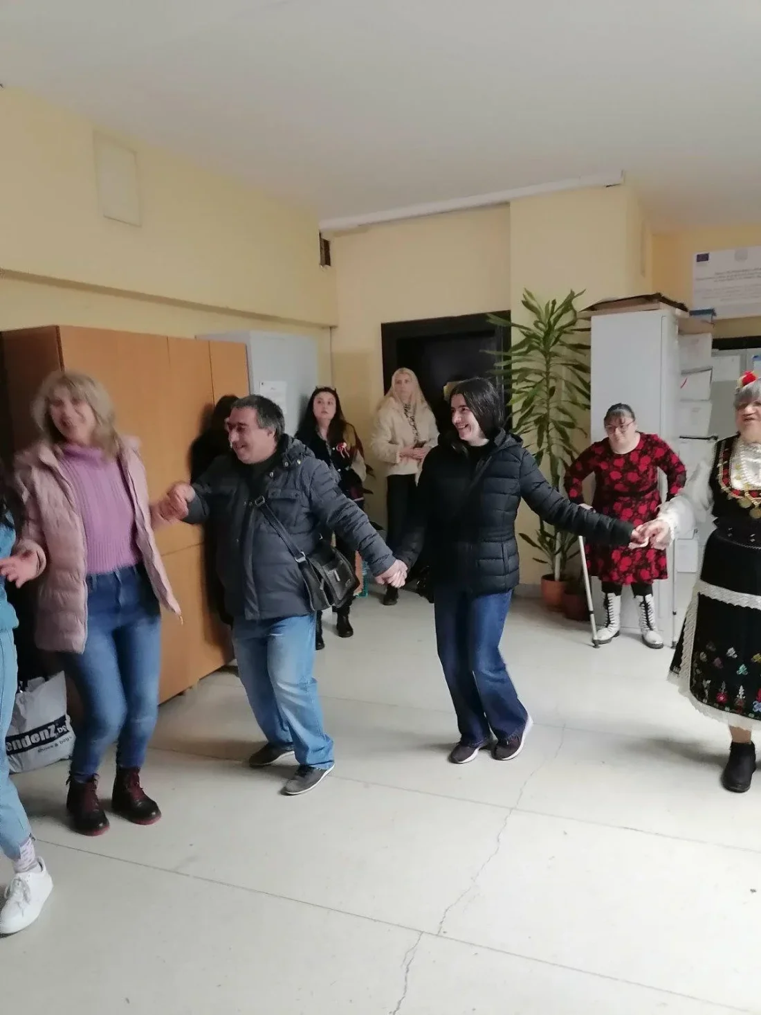 По случай 1март и предстоящия 8март комплимент във вид на сувенири и мартеници изработени от потребителите с помощта на служителите от ЦСРИ Младост получиха служителите от Социални дейности при Община Варна.