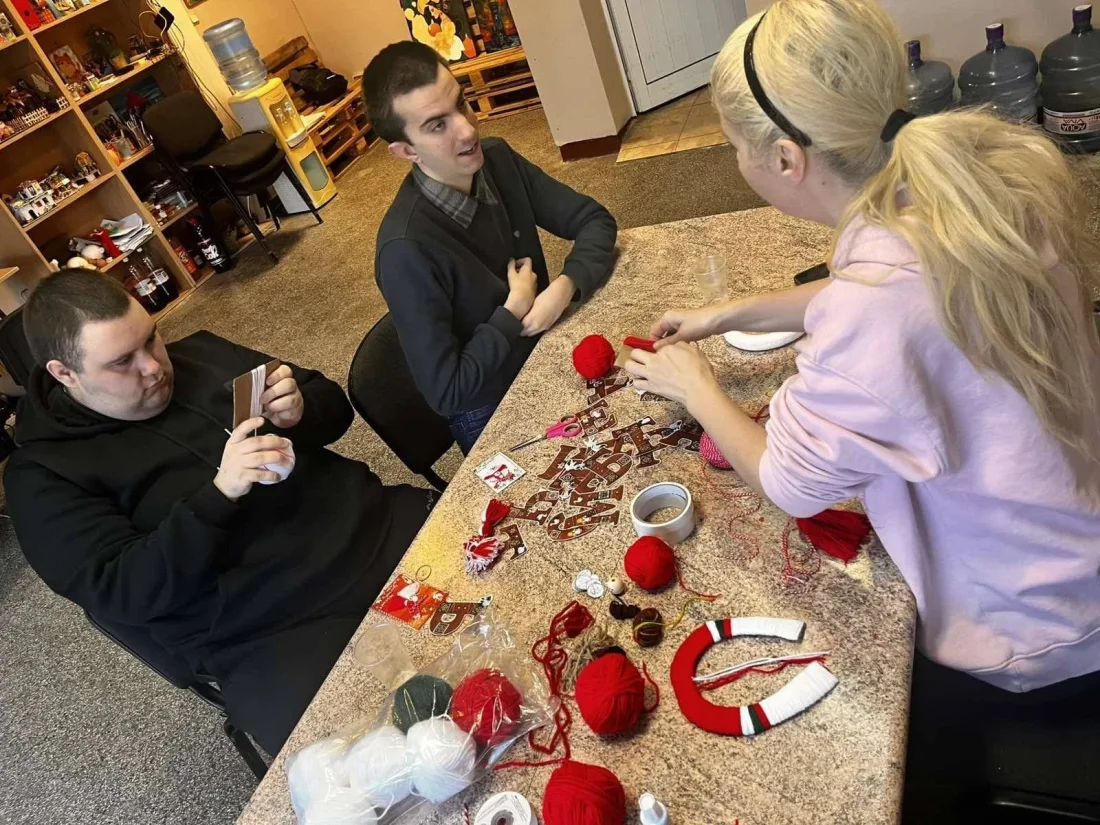 Честита Баба Марта! ???? ​През изминалите дни в нашия център беше оживено като в истинска работилница на Баба Марта! Нашите потребители вложиха цялото си старание, усмивки и творческа енергия в изработката на всяка една мартеничка. ​Благодарим на всички, които подкрепят нашия труд и носят мартеничките ни с радост! 