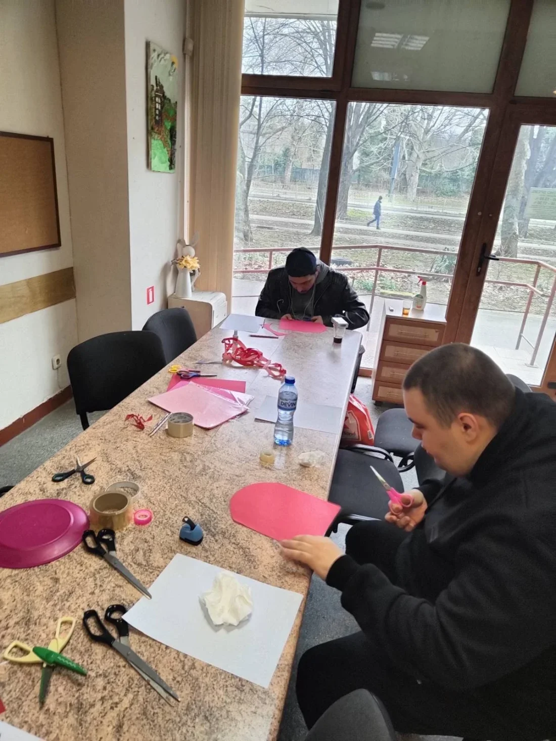 Днешната  трудотерапия беше посветена на изработката на празнична декорация и малки подаръци за любимите хора