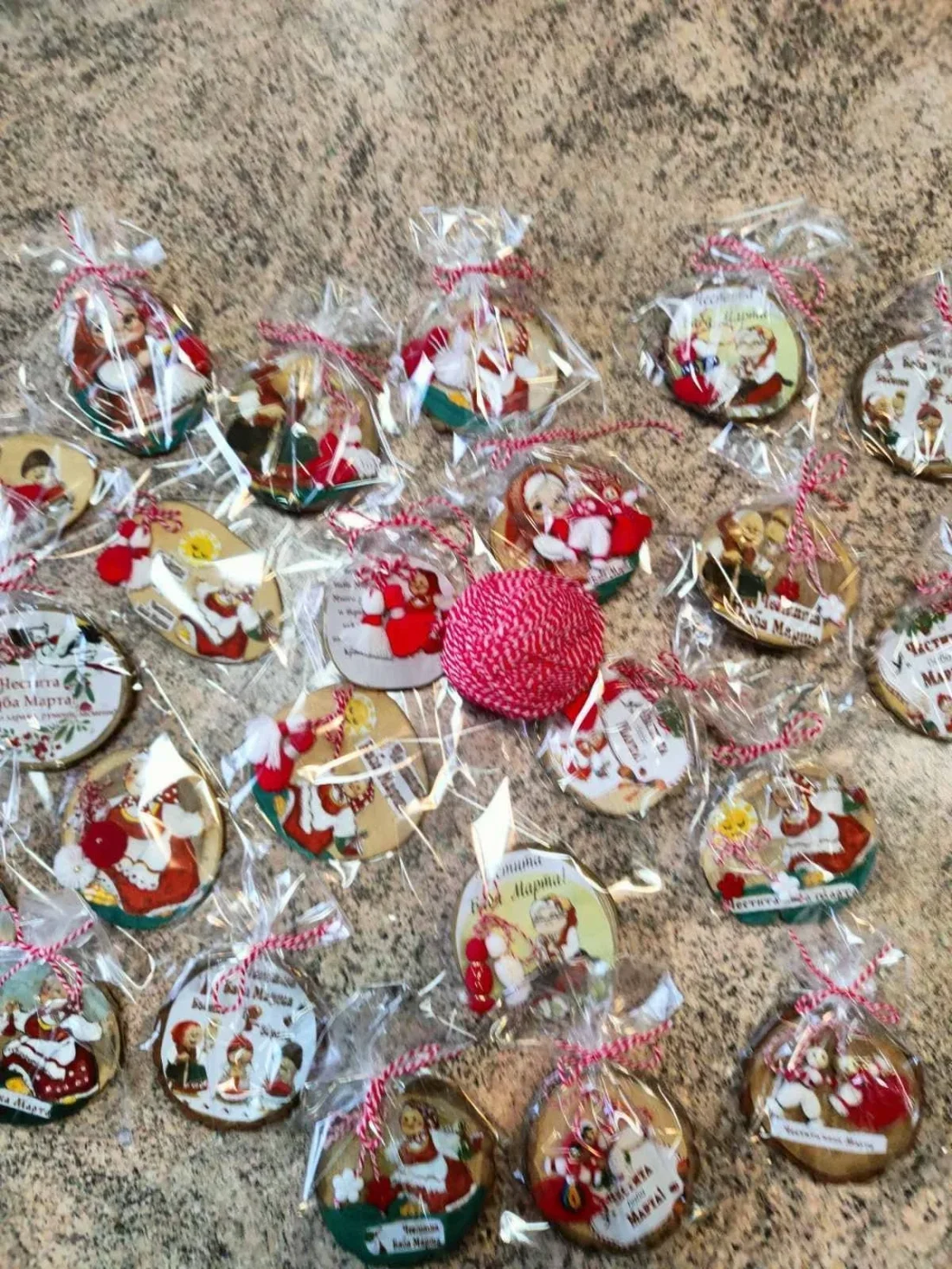 Честита Баба Марта! ???? ​През изминалите дни в нашия център беше оживено като в истинска работилница на Баба Марта! Нашите потребители вложиха цялото си старание, усмивки и творческа енергия в изработката на всяка една мартеничка. ​Благодарим на всички, които подкрепят нашия труд и носят мартеничките ни с радост! 