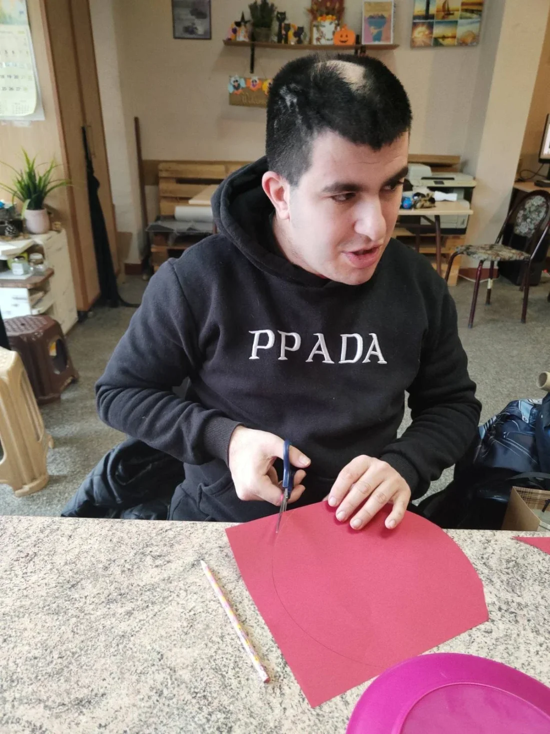 Днешната  трудотерапия беше посветена на изработката на празнична декорация и малки подаръци за любимите хора