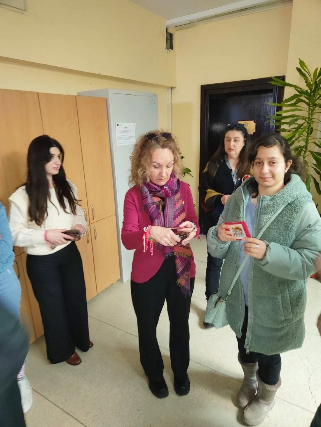 Честита Баба Марта! ???? ​През изминалите дни в нашия център беше оживено като в истинска работилница на Баба Марта! Нашите потребители вложиха цялото си старание, усмивки и творческа енергия в изработката на всяка една мартеничка. ​Благодарим на всички, които подкрепят нашия труд и носят мартеничките ни с радост! 