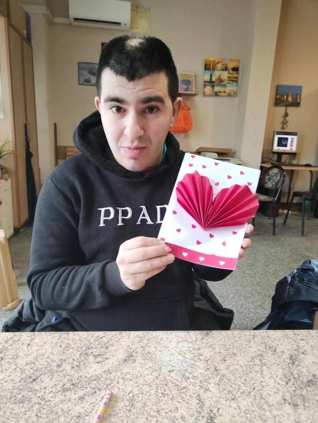 Днешната  трудотерапия беше посветена на изработката на празнична декорация и малки подаръци за любимите хора