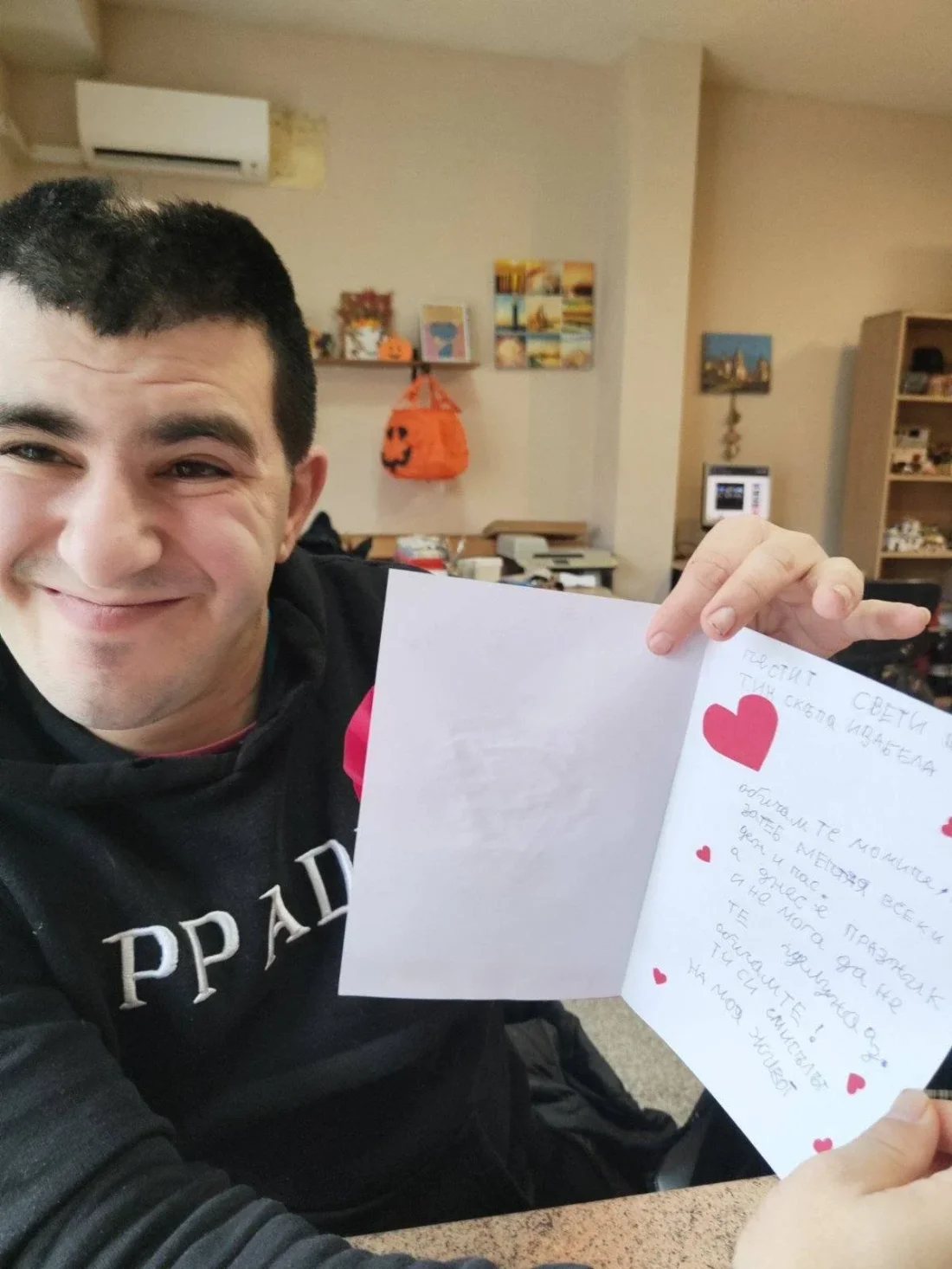 Днешната  трудотерапия беше посветена на изработката на празнична декорация и малки подаръци за любимите хора