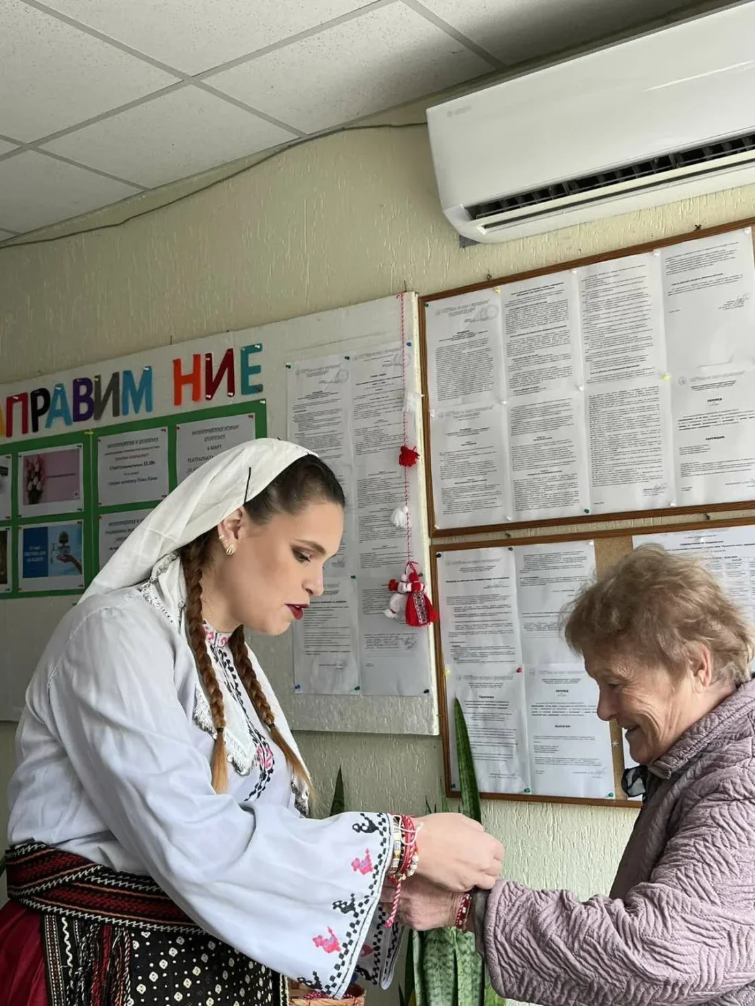По случай 1март и предстоящия 8март комплимент във вид на сувенири и мартеници изработени от потребителите с помощта на служителите от ЦСРИ Младост получиха служителите от Социални дейности при Община Варна.