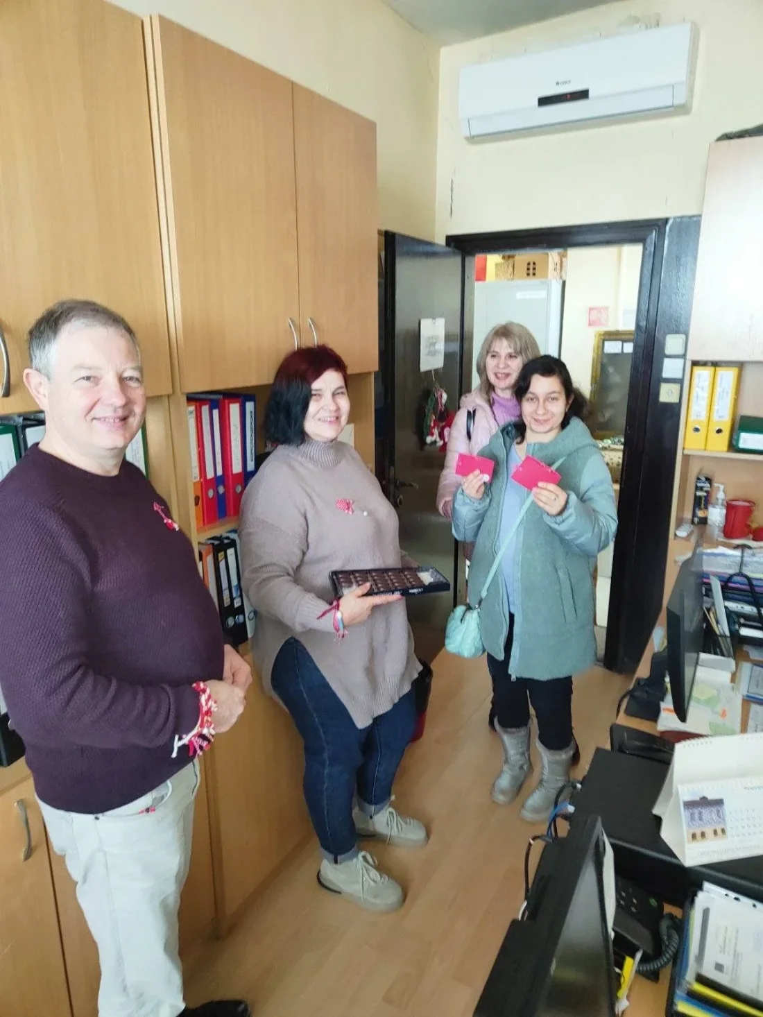 Честита Баба Марта! ???? ​През изминалите дни в нашия център беше оживено като в истинска работилница на Баба Марта! Нашите потребители вложиха цялото си старание, усмивки и творческа енергия в изработката на всяка една мартеничка. ​Благодарим на всички, които подкрепят нашия труд и носят мартеничките ни с радост! 