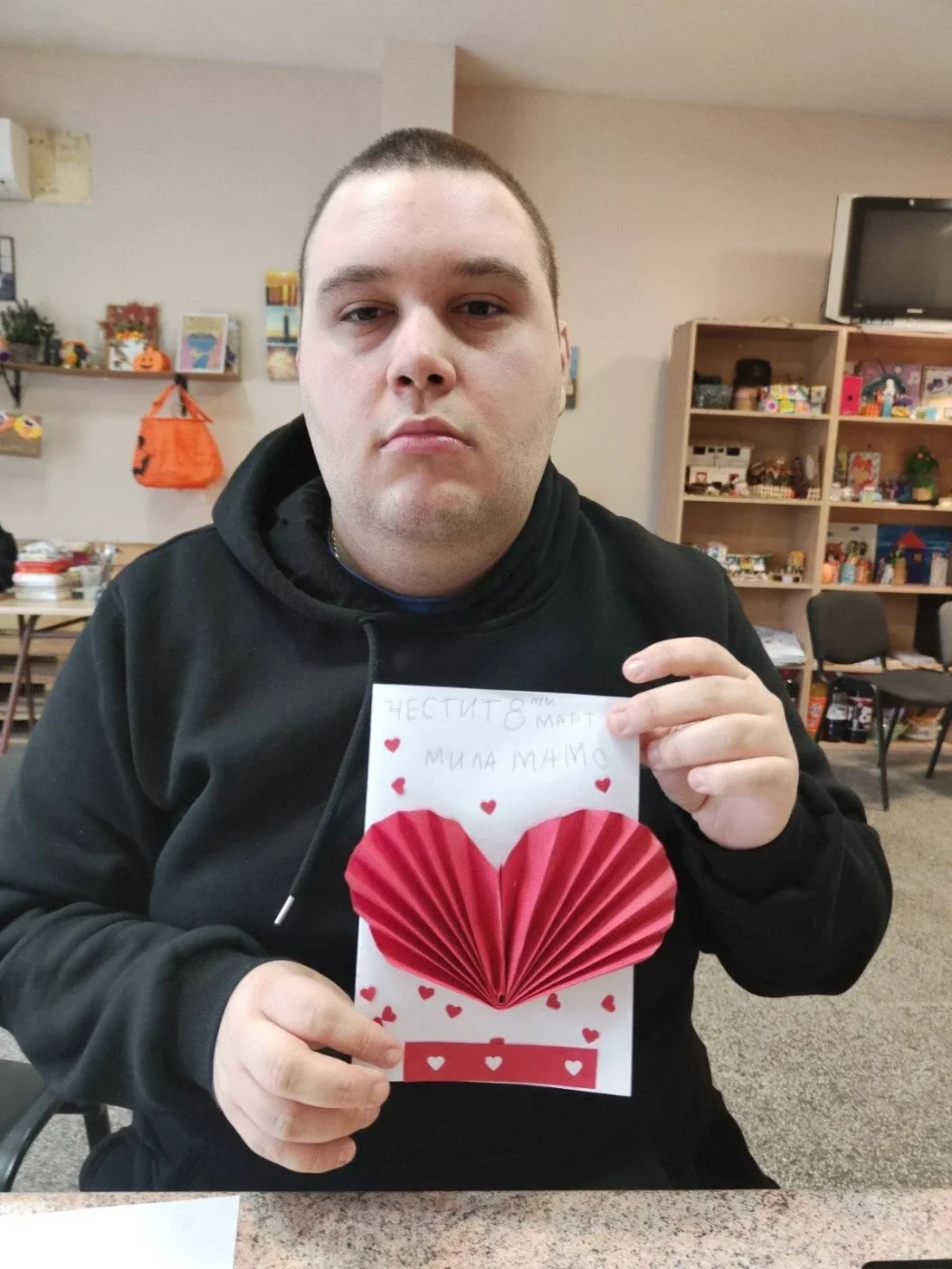 Днешната  трудотерапия беше посветена на изработката на празнична декорация и малки подаръци за любимите хора