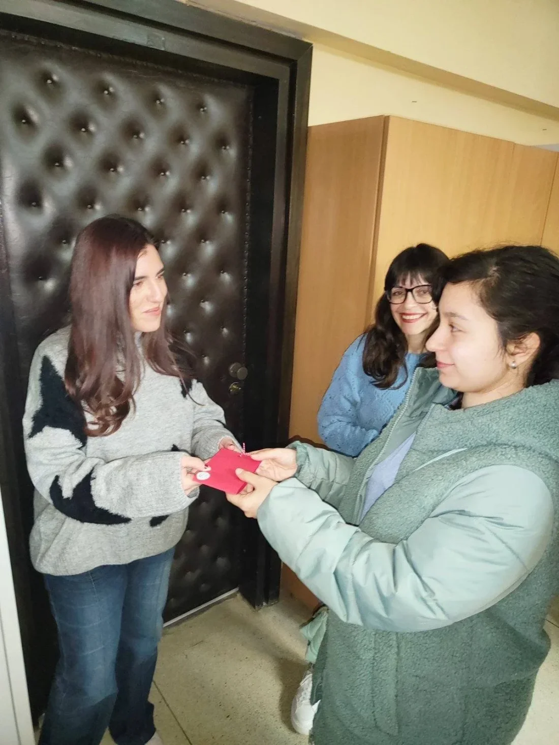 Честита Баба Марта! ???? ​През изминалите дни в нашия център беше оживено като в истинска работилница на Баба Марта! Нашите потребители вложиха цялото си старание, усмивки и творческа енергия в изработката на всяка една мартеничка. ​Благодарим на всички, които подкрепят нашия труд и носят мартеничките ни с радост! 