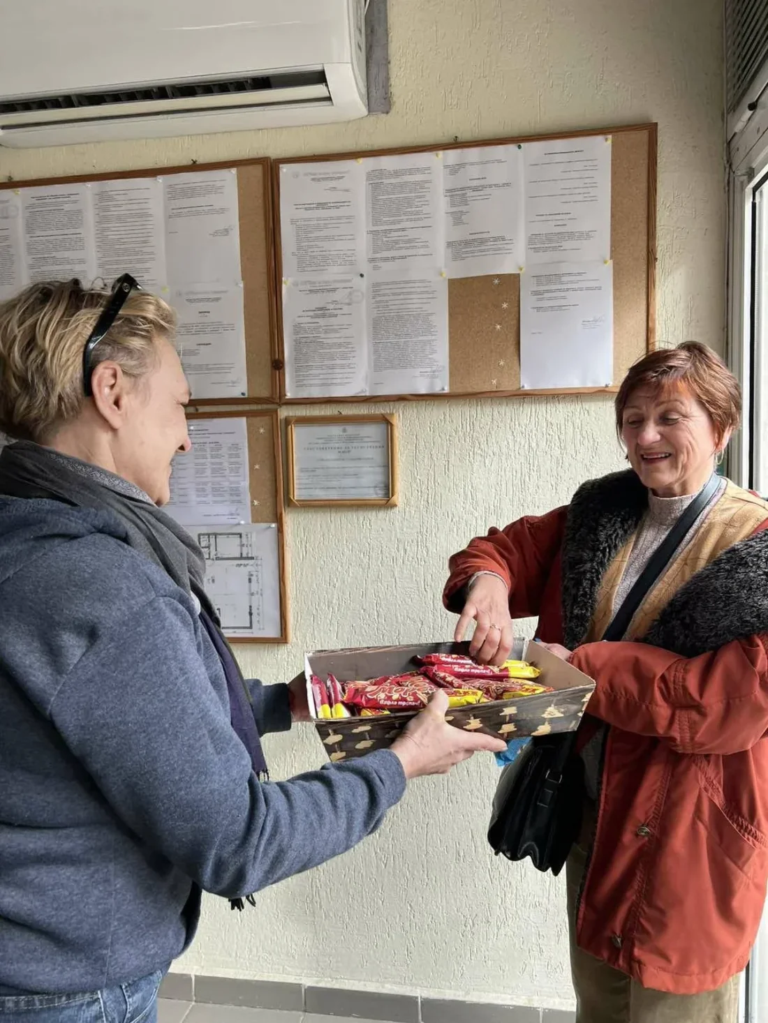 По случай 1март и предстоящия 8март комплимент във вид на сувенири и мартеници изработени от потребителите с помощта на служителите от ЦСРИ Младост получиха служителите от Социални дейности при Община Варна.