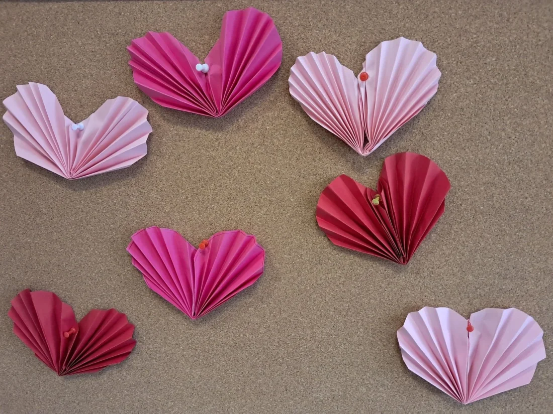 Днешната  трудотерапия беше посветена на изработката на празнична декорация и малки подаръци за любимите хора