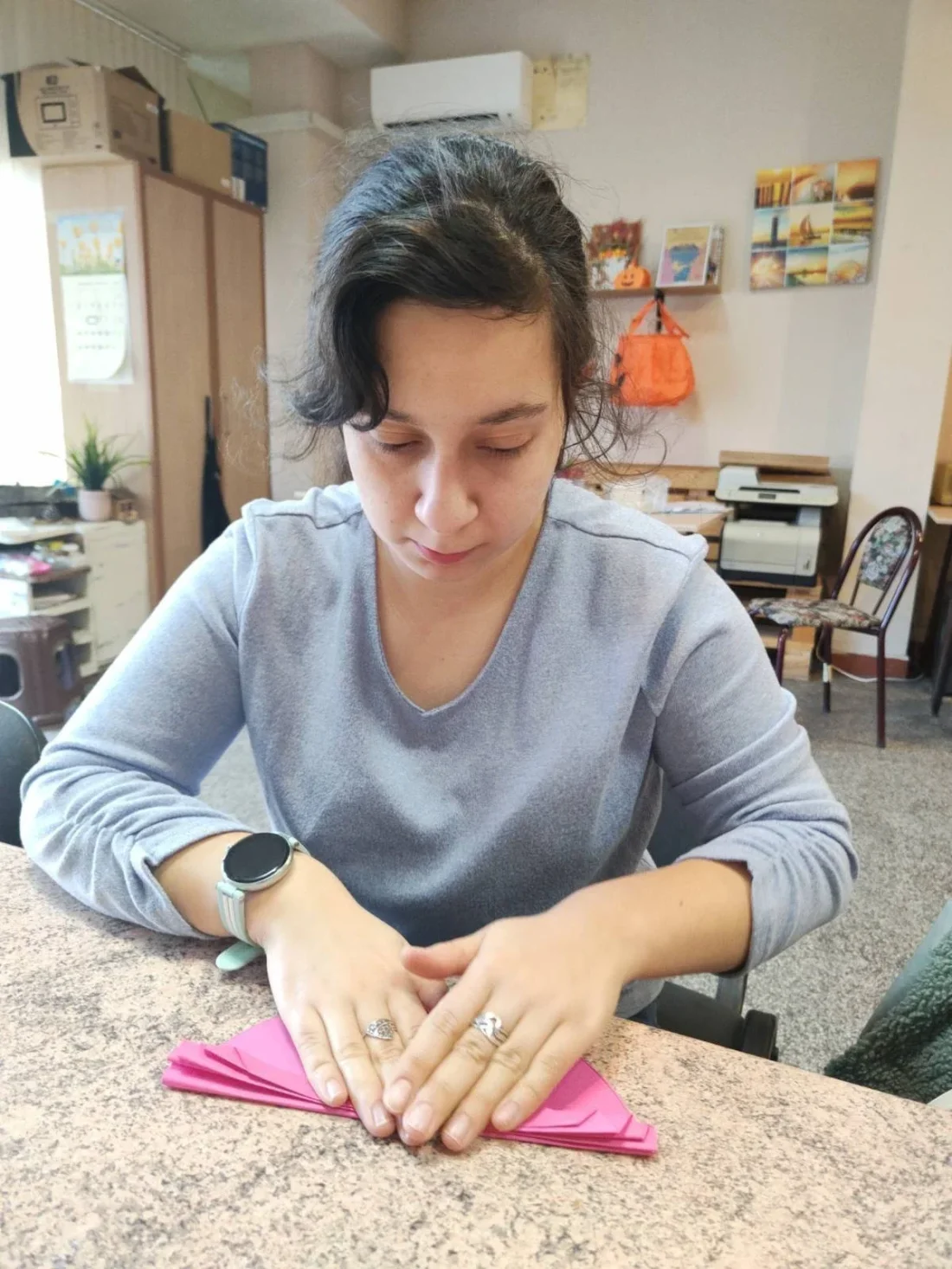 Днешната  трудотерапия беше посветена на изработката на празнична декорация и малки подаръци за любимите хора