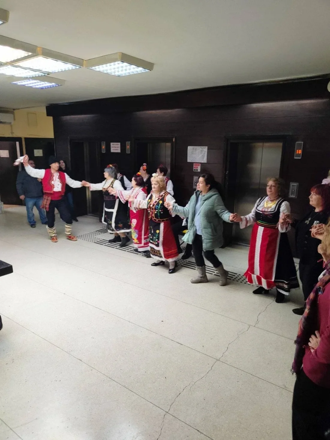 Честита Баба Марта! ???? ​През изминалите дни в нашия център беше оживено като в истинска работилница на Баба Марта! Нашите потребители вложиха цялото си старание, усмивки и творческа енергия в изработката на всяка една мартеничка. ​Благодарим на всички, които подкрепят нашия труд и носят мартеничките ни с радост! 