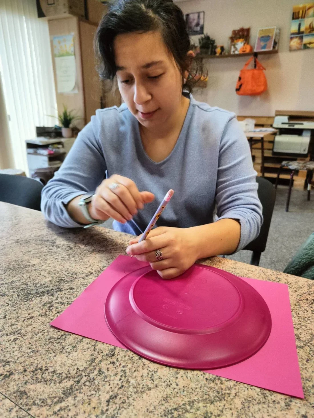 Днешната  трудотерапия беше посветена на изработката на празнична декорация и малки подаръци за любимите хора