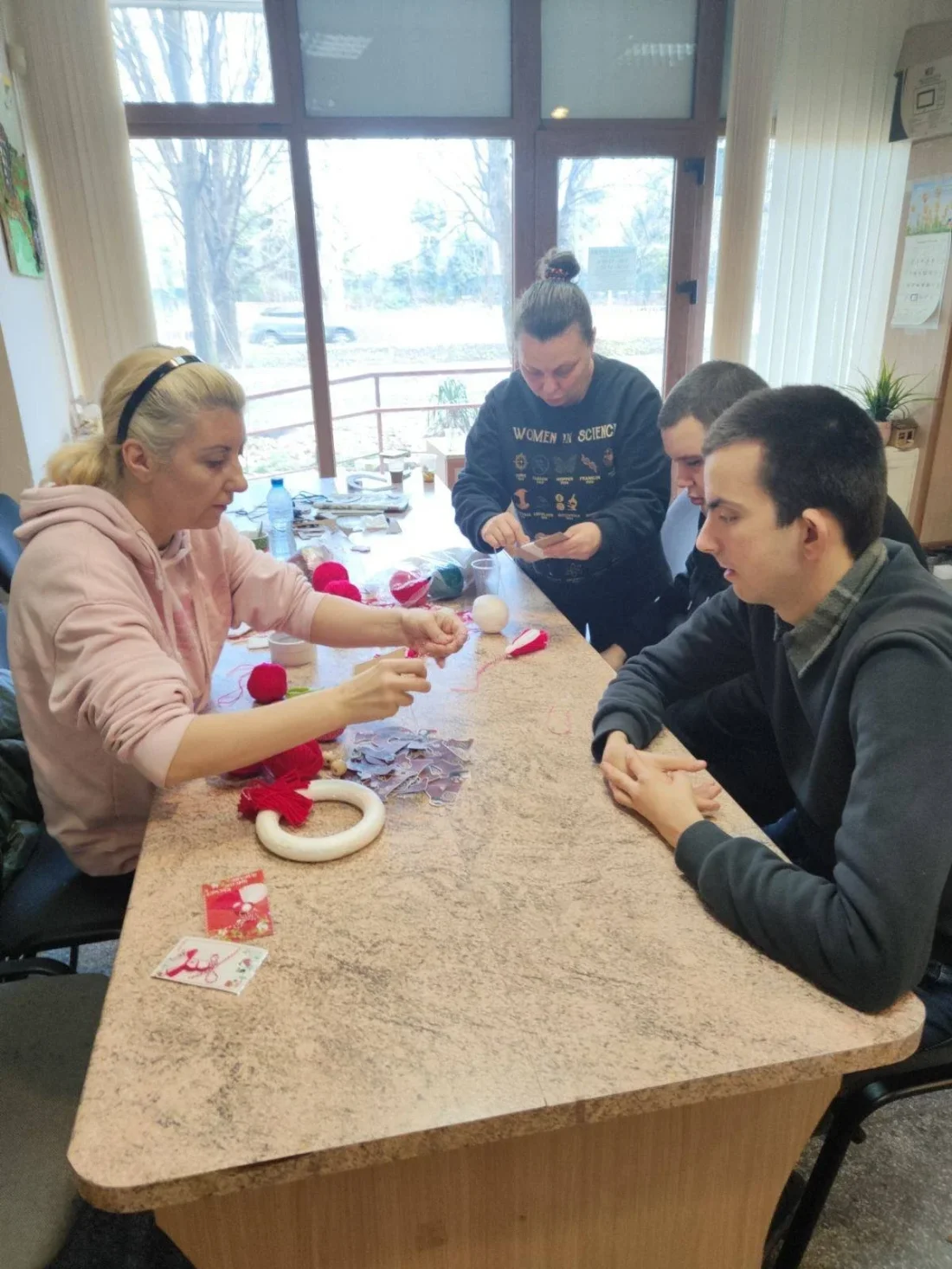 Честита Баба Марта! ???? ​През изминалите дни в нашия център беше оживено като в истинска работилница на Баба Марта! Нашите потребители вложиха цялото си старание, усмивки и творческа енергия в изработката на всяка една мартеничка. ​Благодарим на всички, които подкрепят нашия труд и носят мартеничките ни с радост! 