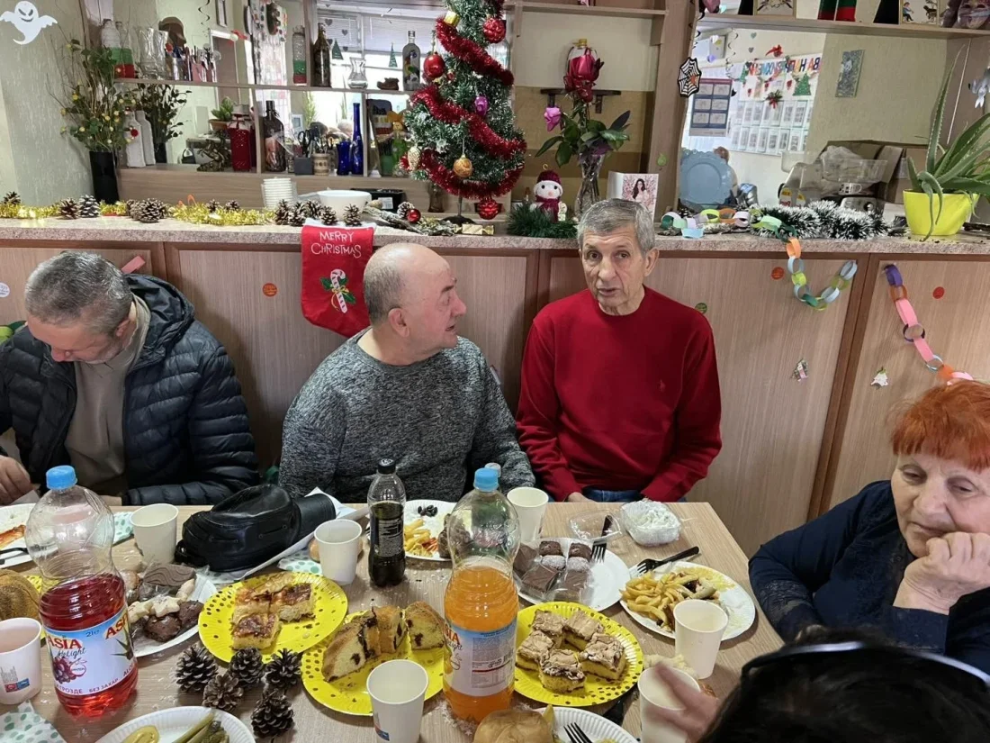 Подаръци, усмивки, емоции, един прекрасен екип. Коледа е близо, да си пожелаем здраве, доброта, повече поводи за усмивки и една още по-богата на красиви моменти година!
