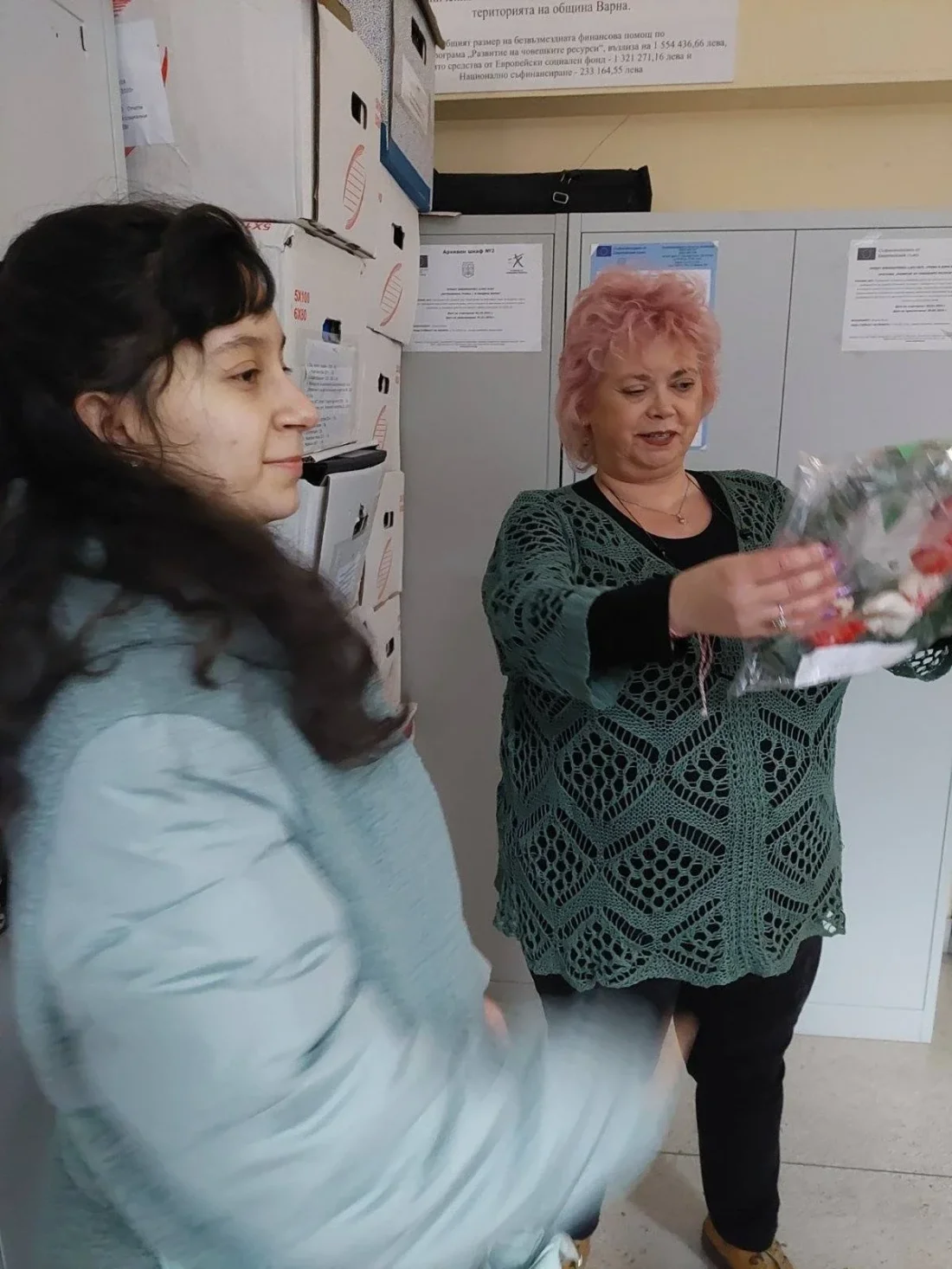 потребители от Бизнес Център За възрастни хора  с увреждания-Варна,  имаха удоволствието да поднесат лично своите ръчно изработени комплименти, по случай Баба Марта, на уважаемите колеги от Дирекция “Социални дейности” и кмета на Община Варна Г - н Благомир Коцев,  с пожелание за здраве, радост и много пролетно настроение!