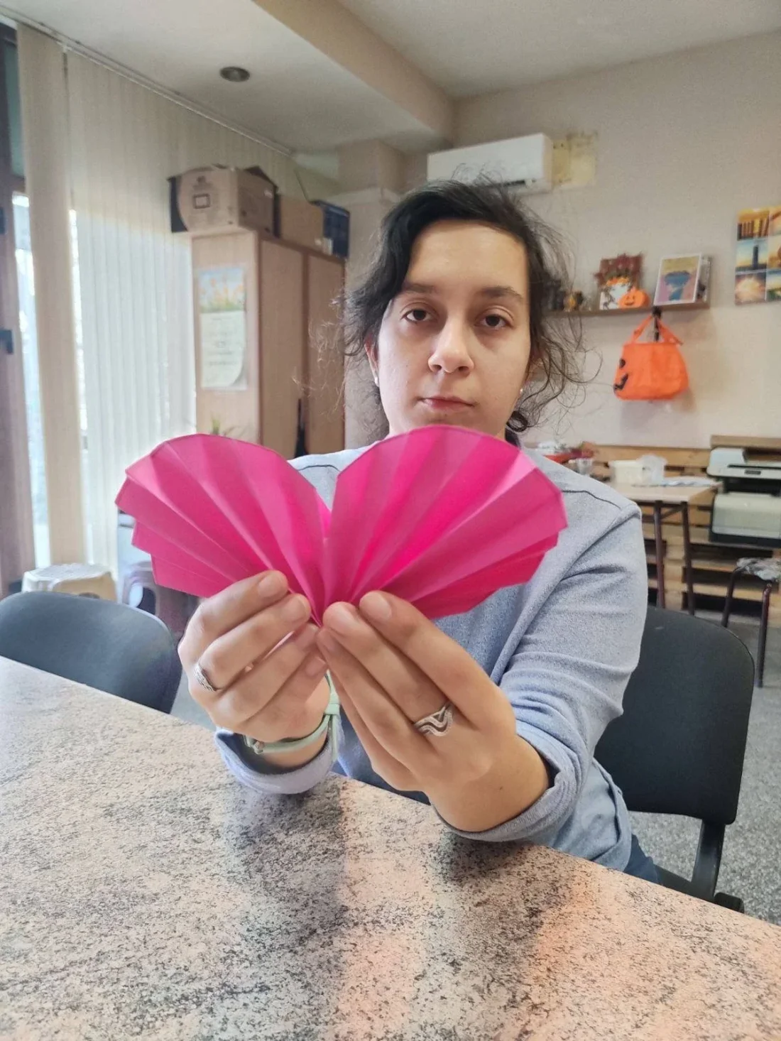 Днешната  трудотерапия беше посветена на изработката на празнична декорация и малки подаръци за любимите хора